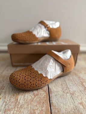 Earth Brynn Sandals 7.5 Brown Perforated Leather Mary Jane Scandi-Girl Trad-Wife